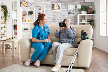 使用虚拟现实眼镜在疗养院拄着拐杖的老人
