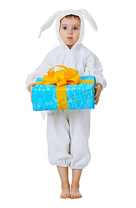 打扮成兔子的滑稽男孩带着礼物
