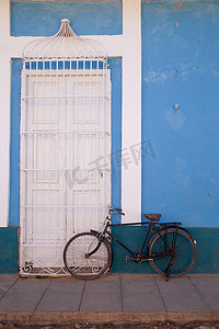 古巴大龙虾摄影照片_复古自行车和殖民建筑，特立尼达，古巴