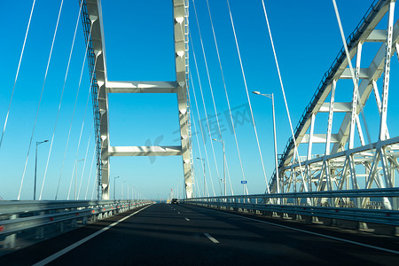 克里米亚大桥上的车辆交通。