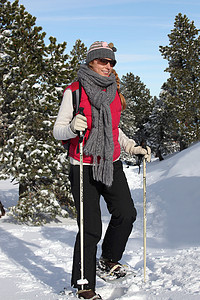 穿着雪鞋在雪地里行走的女人