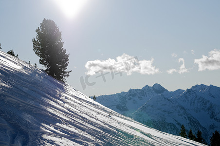 多雪的冬天山