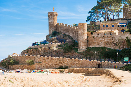 西班牙滨海托萨的海滩和中世纪城堡
