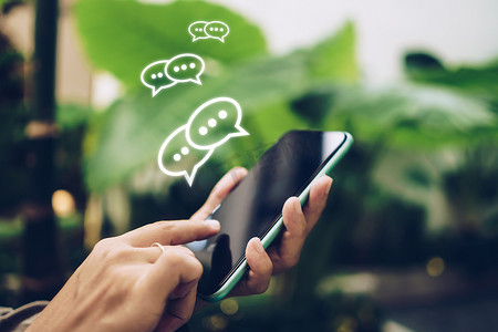 人们用智能手机打字、聊天或在弹出的聊天图标中发短信。