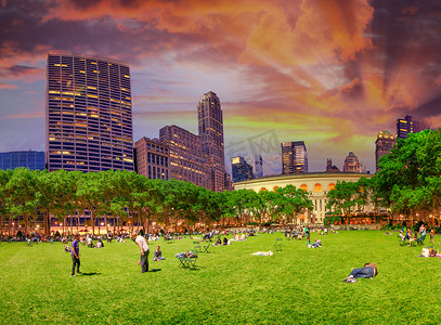 纽约城 — 2013 年 6 月 11 日：游客在布赖恩特公园享受夜生活