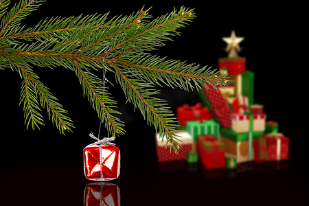 挂在树枝上的红色圣诞装饰的合成图像
