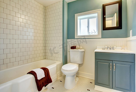 全新改建的蓝色浴室配有经典的白色瓷砖。