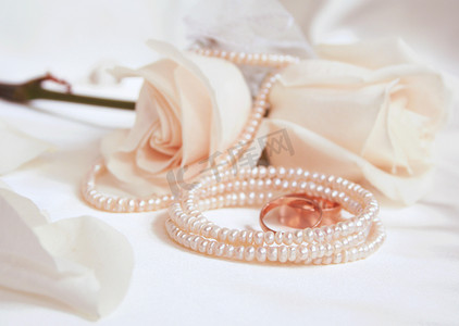 结婚戒指和白玫瑰