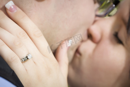 女手与订婚戒指抚摸未婚夫的脸