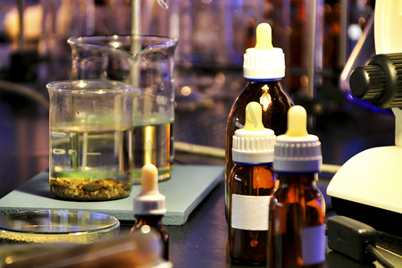 化学滴管和烧杯摄影照片_西班牙实验室的试管和罐