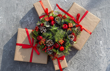 .Christmas 背景与用红丝带和装饰花环绑的礼物。