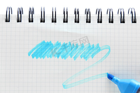 带空白复古方格纸螺旋装订笔记本的笔，哟