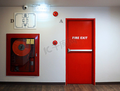 消防红色摄影照片_消防出口紧急门红色金属材料。