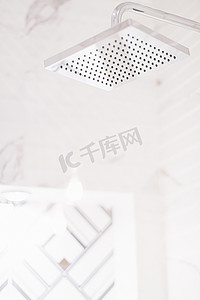 头化摄影照片_豪华浴室的淋浴头、环保的室内设计和可持续材料