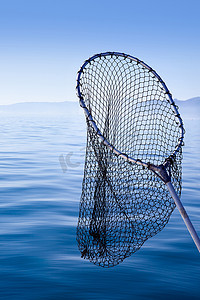 蓝色大海中的渔网
