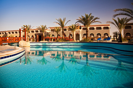 “清晨的游泳池，埃及赫尔格达”