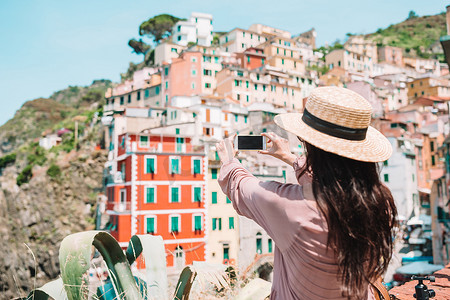 年轻女子自拍背景美丽的意大利老村庄，五渔村，利古里亚