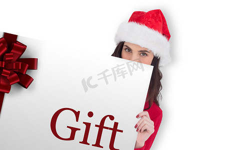 圣诞老人帽中显示礼品卡的黑发美女的合成图像