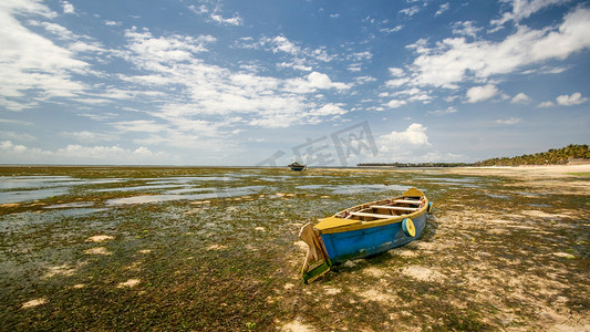 绿色补水摄影照片_海藻杜沙上空蓝黄船的广角镜头