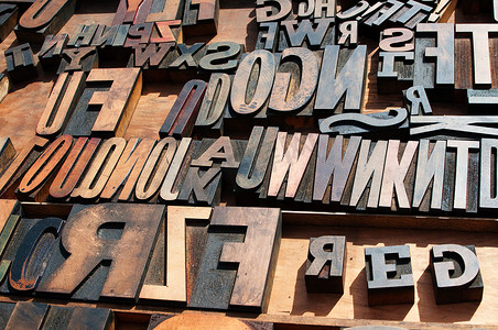 一堆旧的老式木版印刷机字母。