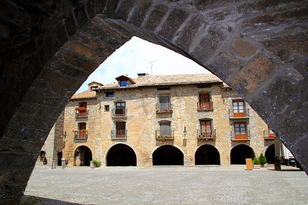 Ainsa 中世纪罗马式村庄街道西班牙