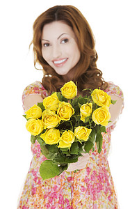 有黄玫瑰的可爱的偶然妇女。