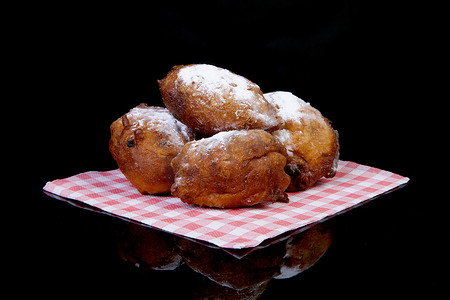 一堆荷兰甜甜圈也被称为油球，传统的新叶