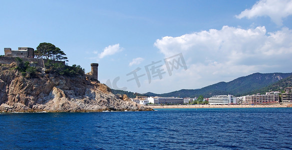 “从海上看 Tossa de Mar 的城市景观，西班牙布拉瓦海岸。”