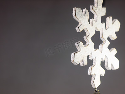 雪花形状的木制圣诞装饰品。