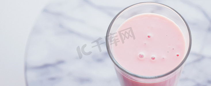 大理石背景中的草莓奶作为甜饮料、食品服务和送餐