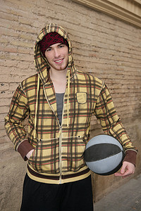 街头篮球摄影照片_砖墙上的 grunge 篮球街头球员