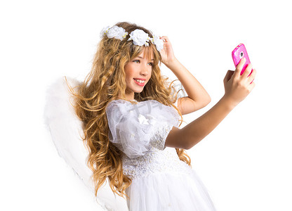 天使金发女孩拍照手机和羽毛翅膀
