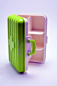 项目案例摄影照片_绿色便携行李箱型药箱