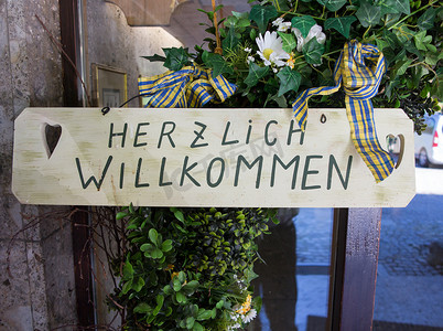 德语“Warm welcome”标志用英语翻译成“Hearty Welcome”