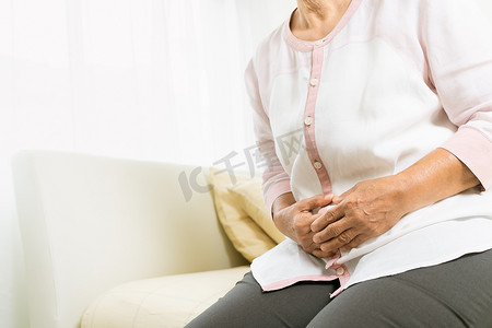 老妇在家胃痛，老年人的医疗保健问题