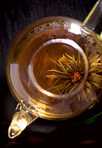 茶的概念，木背景中茶壶，茶道，透明杯中的绿茶
