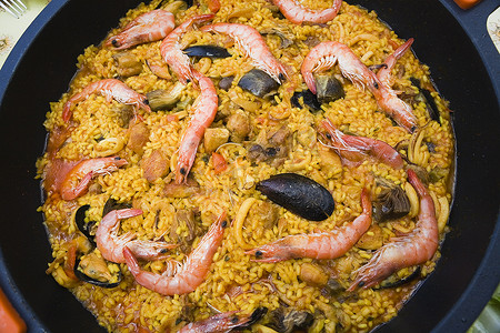 海鲜饭配虾和贻贝，典型的西班牙菜，地中海、西班牙的食材