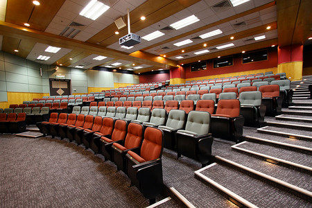 有五颜六色的椅子的演讲厅在大学