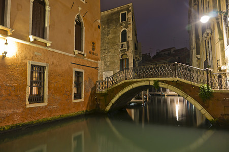 威尼斯，旧城运河夜景，意大利，欧洲