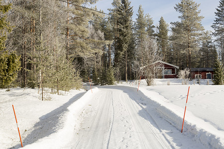 通往红色瑞典小屋的冬季之路