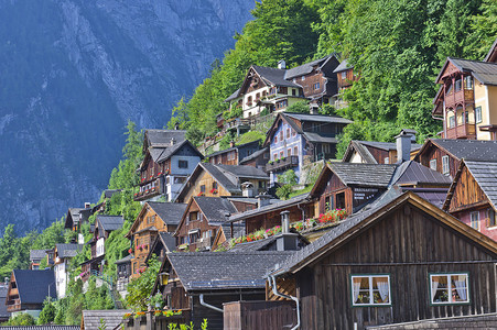 阿尔卑斯山小镇摄影照片_阿尔卑斯山的哈尔施塔特，奥地利湖边的旧城景
