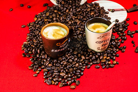 一杯咖啡，红色背景中的烤咖啡豆，顶视图，文本复制空间，咖啡概念，特写咖啡照片