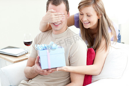 微笑的女人送礼物给她的男朋友