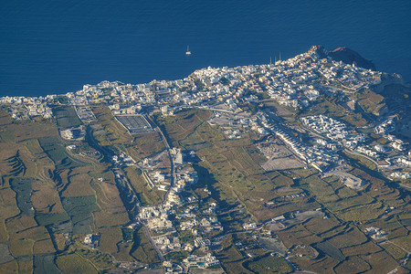 从飞机上俯瞰希腊圣托里尼岛的村庄