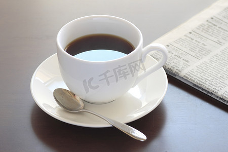 一杯热咖啡和一份报纸