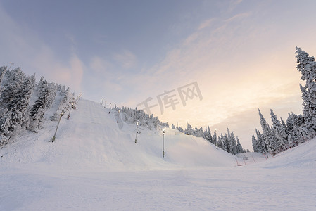 冬季 Rukatunturi 跳台滑雪山和好天气 a