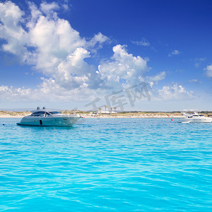 锚定摄影照片_Formentera Illetes 的锚定摩托艇