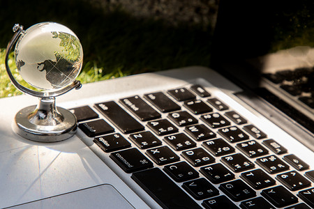 笔记本电脑键盘上的玻璃水晶球。