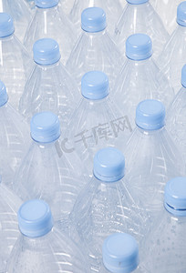带蓝色盖子的空塑料瓶的特写视图
