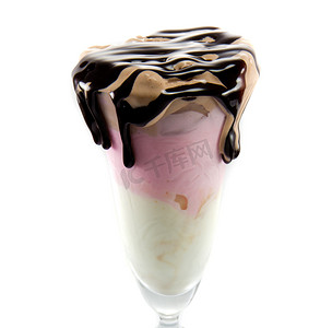 酒杯中的冰淇淋，上面滴着融化的巧克力